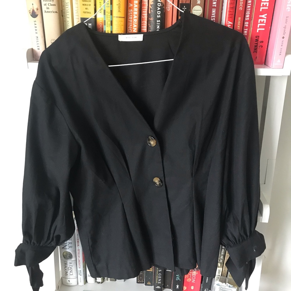 Cute cotton top with pleated back and tie sleeves